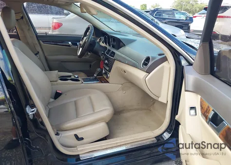 2012 Mercedes-Benz C 250 Luxury/Sport из США, поврежденный, VIN WDDGF4HB7CR195451